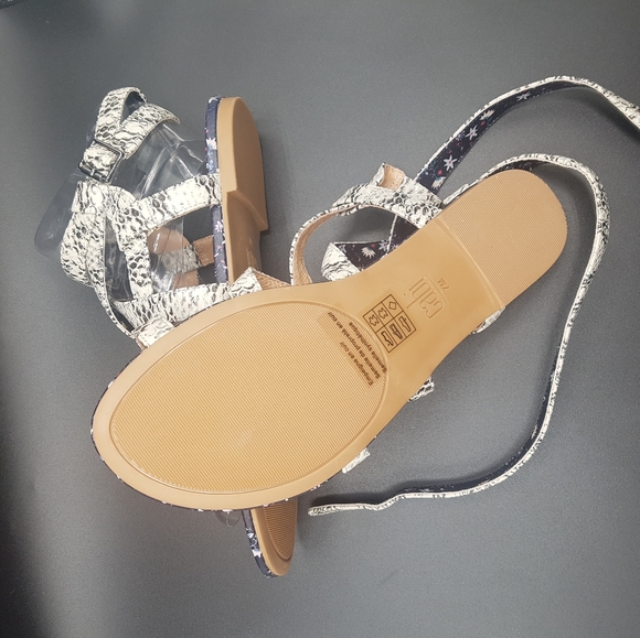 Perfect Gift 4 Mom - Timeless Sandals Size 7 & 9 (F) - Picture 6 of 6